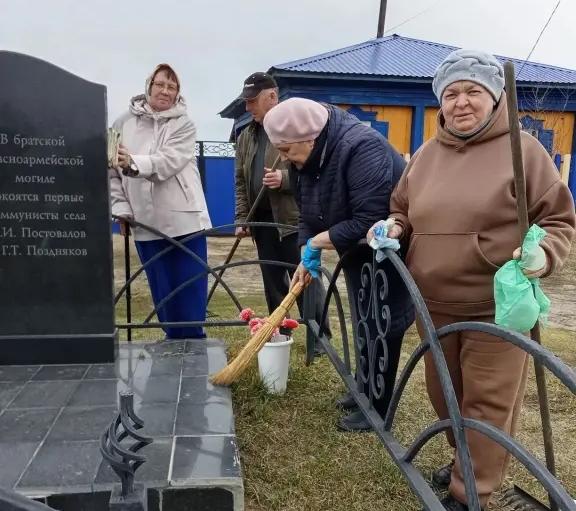 Члены президиума Притобольного окружного совета ветеранов приняли участие в субботнике