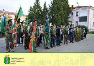 А на плечах у них зеленые погоны…
