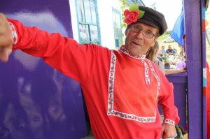 Щедро дарит людям тепло своей души