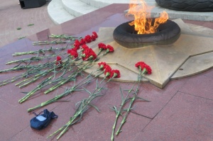                          Цветы к обелиску.